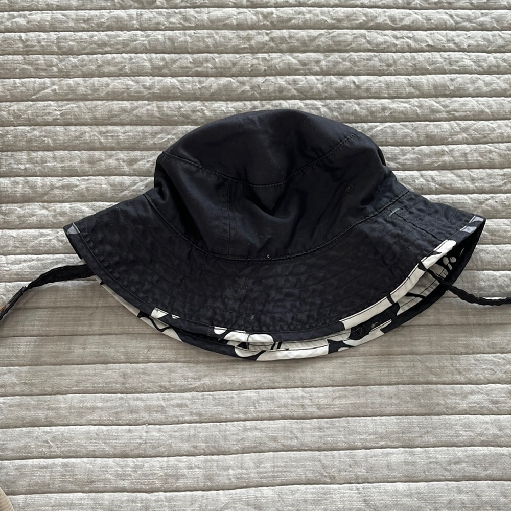 Reversible bucket/sun hat with Velcro closure size M